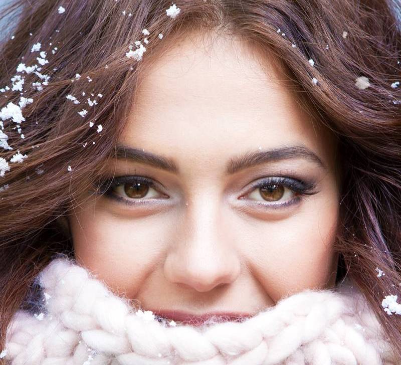 6 تکنیک‌ مهم یک آرایش زیبا و طبیعی برای فصل زمستان
