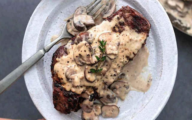 طرز تهیه استیک با سس قارچ در تابه در یک نگاه