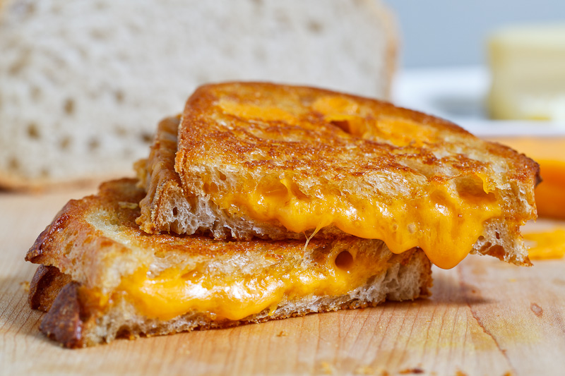 طرز تهیه ساندویچ پنیر گریل شده با پنیر چدار در 15 دقیقه؛ غذای خوشمزه و فوری