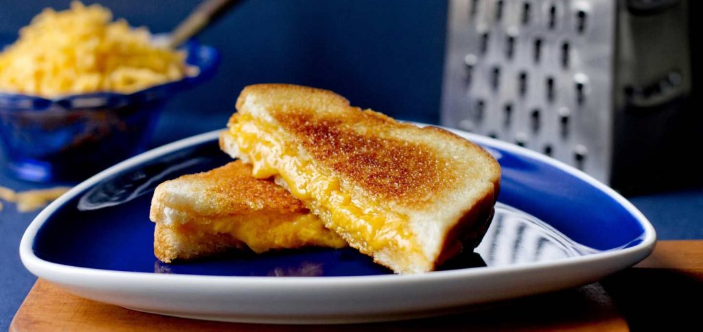 طرز تهیه ساندویچ پنیر گریل شده با پنیر چدار غذای مقوی و خوشمزه و فوری برای بچه‌ها
