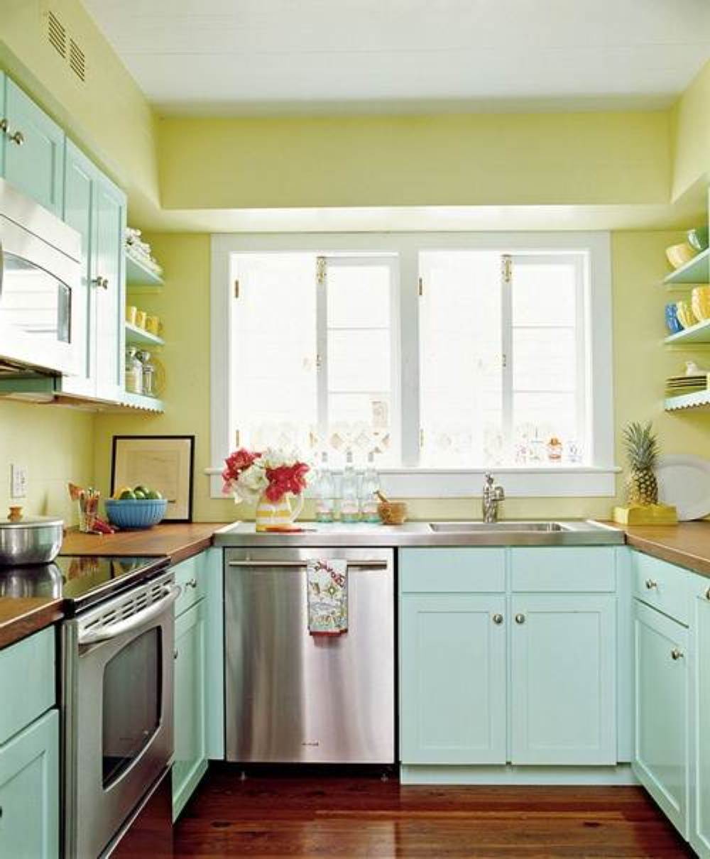 طراحی دکوراسیون داخلی آشپزخانه کوچک و مدرن آپارتمانی با رنگ‌های روشن