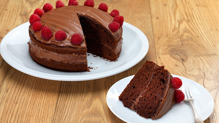 طرز تهیه کیک تولد خانگی شکلاتی با تزیین+نکات مهم پف کردن و خشک نشدن کیک
