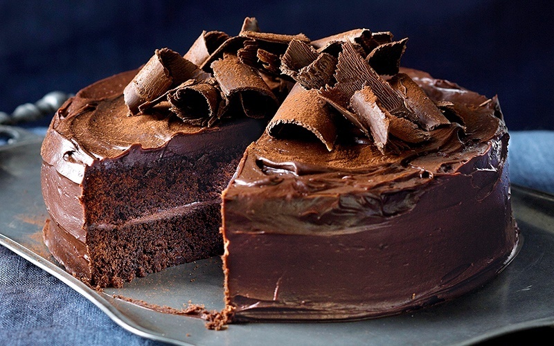 طرز تهیه کیک تولد خانگی شکلاتی خیس با تزیین+نکات مهم پف کردن و خشک نشدن