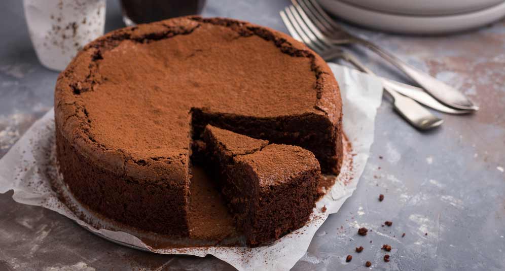 طرز تهیه کیک تولد خانگی شکلاتی با تزیین+نکات مهم پف کردن و خشک نشدن کیک