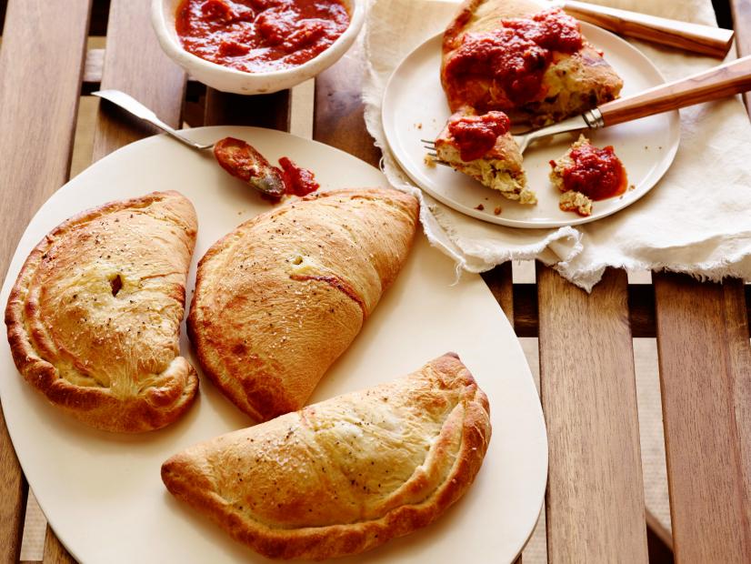 طرز تهیه مرحله به مرحله پیتزا ایتالیایی کالزونه با مرغ و سس مارینارا