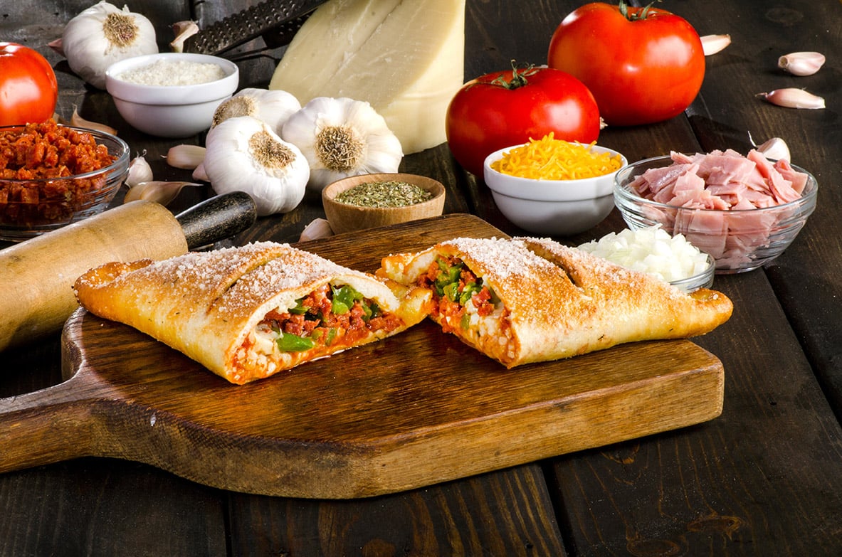 طرز تهیه مرحله به مرحله پیتزا ایتالیایی کالزونه با مرغ و سس مارینارا