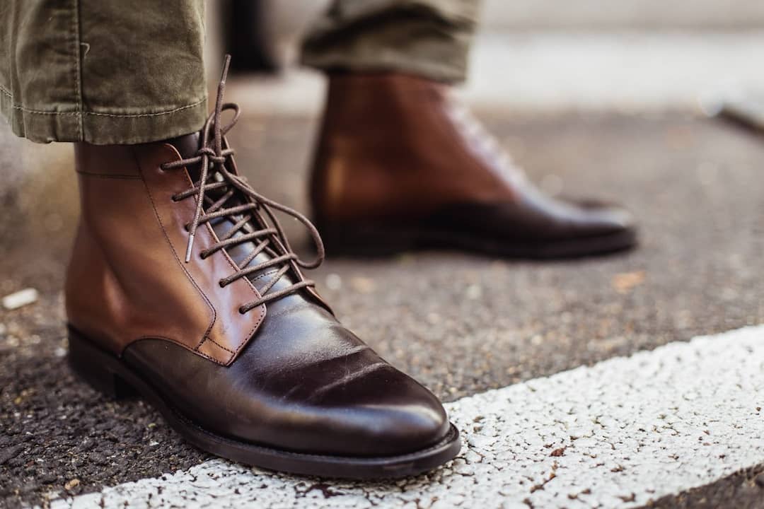 5 روش موثر برای تمیز کردن کفش ورزشی، جیر، چرم و ...