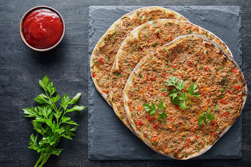 طرز تهیه ساده پیتزا ترکی لهمجون با سس سیر به سبک پیتزافروشی‌های استانبول