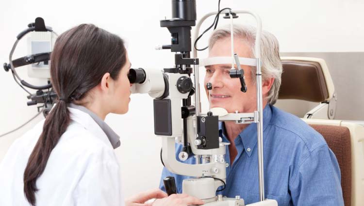 برای سلامت بینایی چشم به طور منظم به چشم پزشک مراجعه کنید