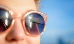 عینک آفتابی سلامت بینایی چشم را تضمین می‌کند