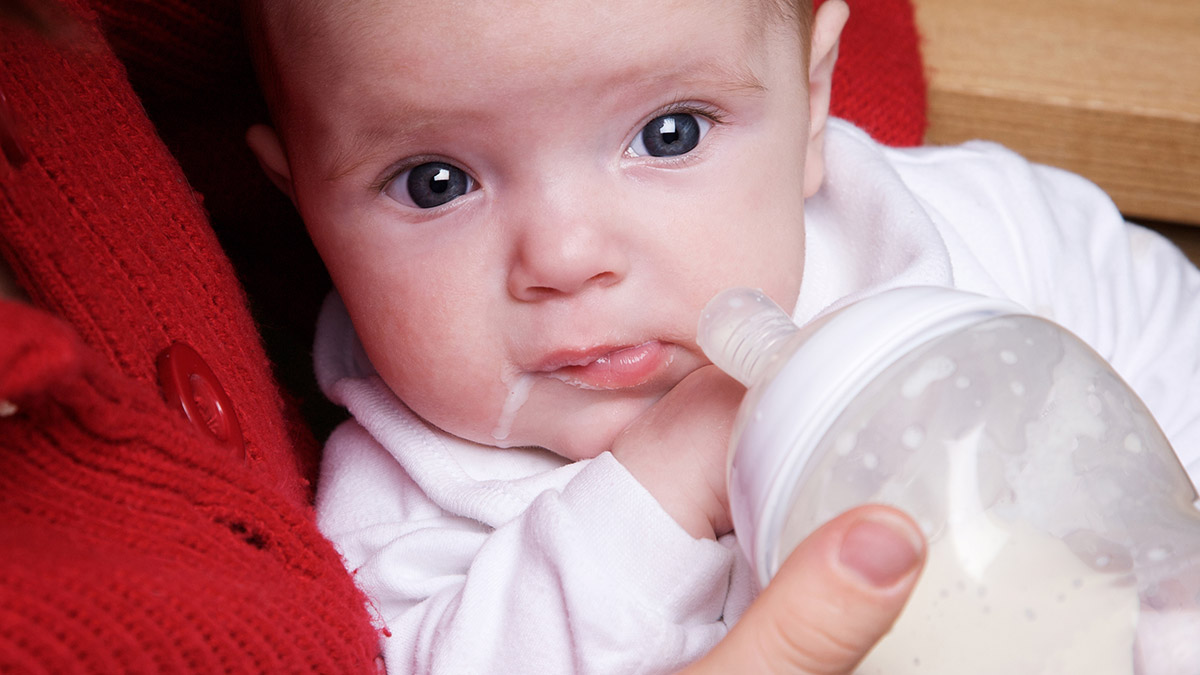 علائم رفلاکس در نوزادان؛ آیا رفلاکس همان استفراغ است؟