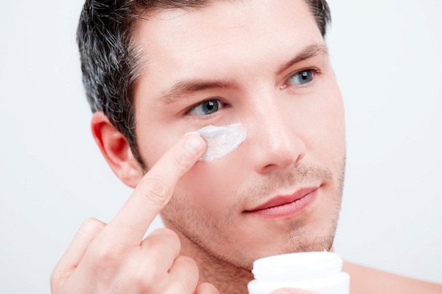 مراقبت کردن از پوست اطراف چشم برای خشکی پوست در مردان