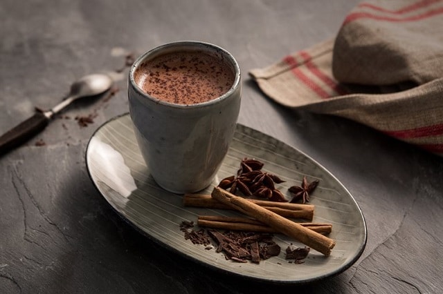 هات چاکلت یکی از پرطرفدارترین انواع نوشیدنی‌ با شیر و پودر کاکائو به همراه شکلات