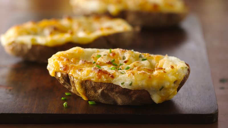 مواد لازم برای غذای ساده و راحت سیب‌زمینی تنوری با پنیر خامه‌ای و پیازچه 
