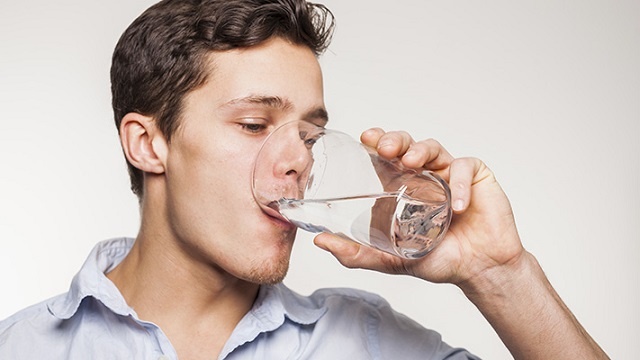 خوردن آب فراوان برای جلوگیری و درمان از خشکی پوست در مردان