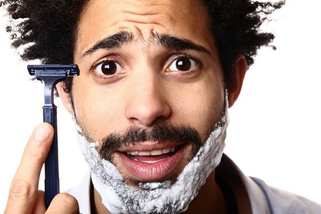 اصلاح کردن ریش برای جلوگیری از خشکی پوست در مردان