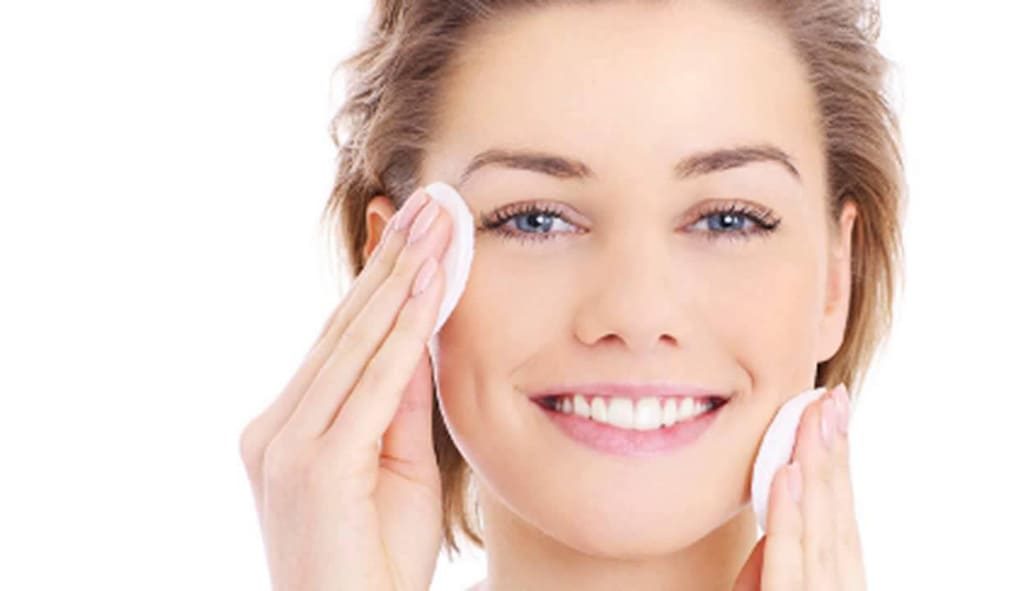 برای درمان و پاکسازی پوست چرب جوش دار از تونر مناسب پوست چرب استفاده کنید
