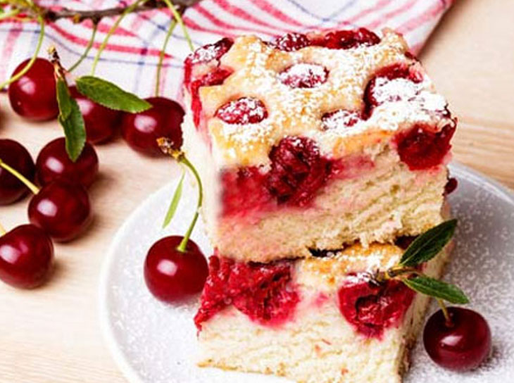طرز تهیه و تزیین کیک گیلاس ساده + نکات بسیار مهم برای پف کردن و خمیر نشدن کیک