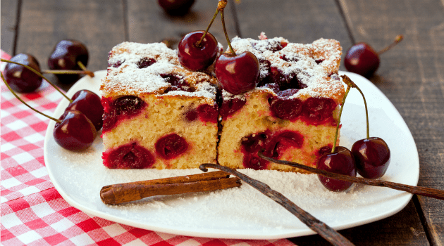 طرز تهیه و تزیین کیک گیلاس ساده + نکات بسیار مهم برای پف کردن کیک