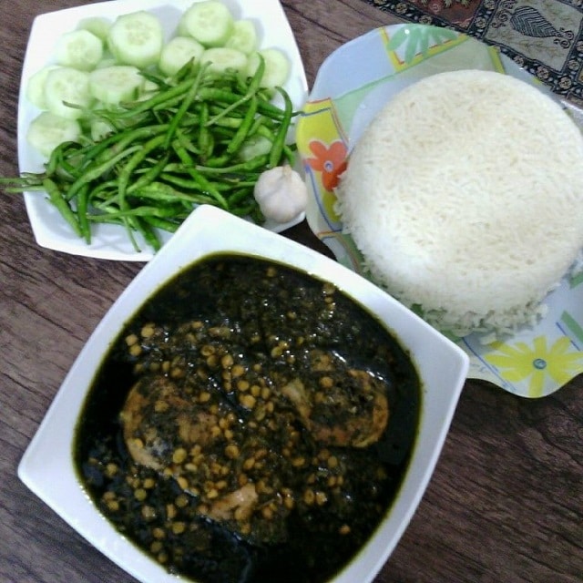 خورش مرغ ترش یک غذا با مرغ و برنج