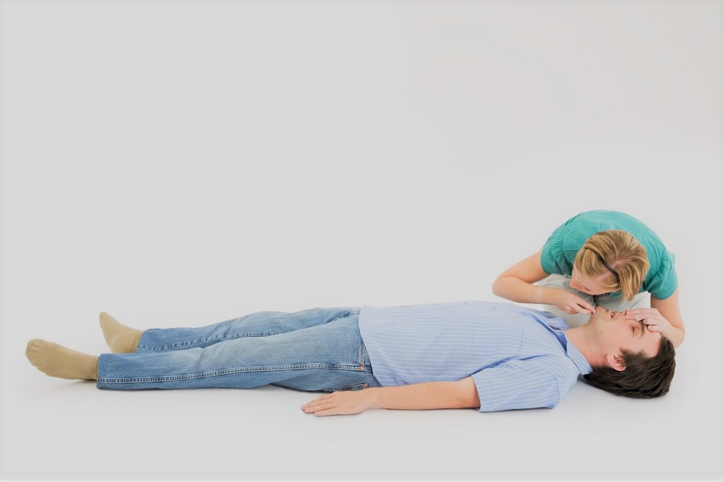 7 مرحله آموزش CPR یا احیای قلبی ریوی برای بزرگسالان و نوزادان که باید بلد باشید 