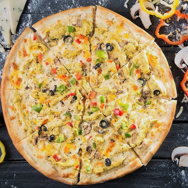 ماه جهانی پیتزا؛ آموزش طرز تهیه پیتزا مخصوص آلفردو رستورانی با مرغ در منزل