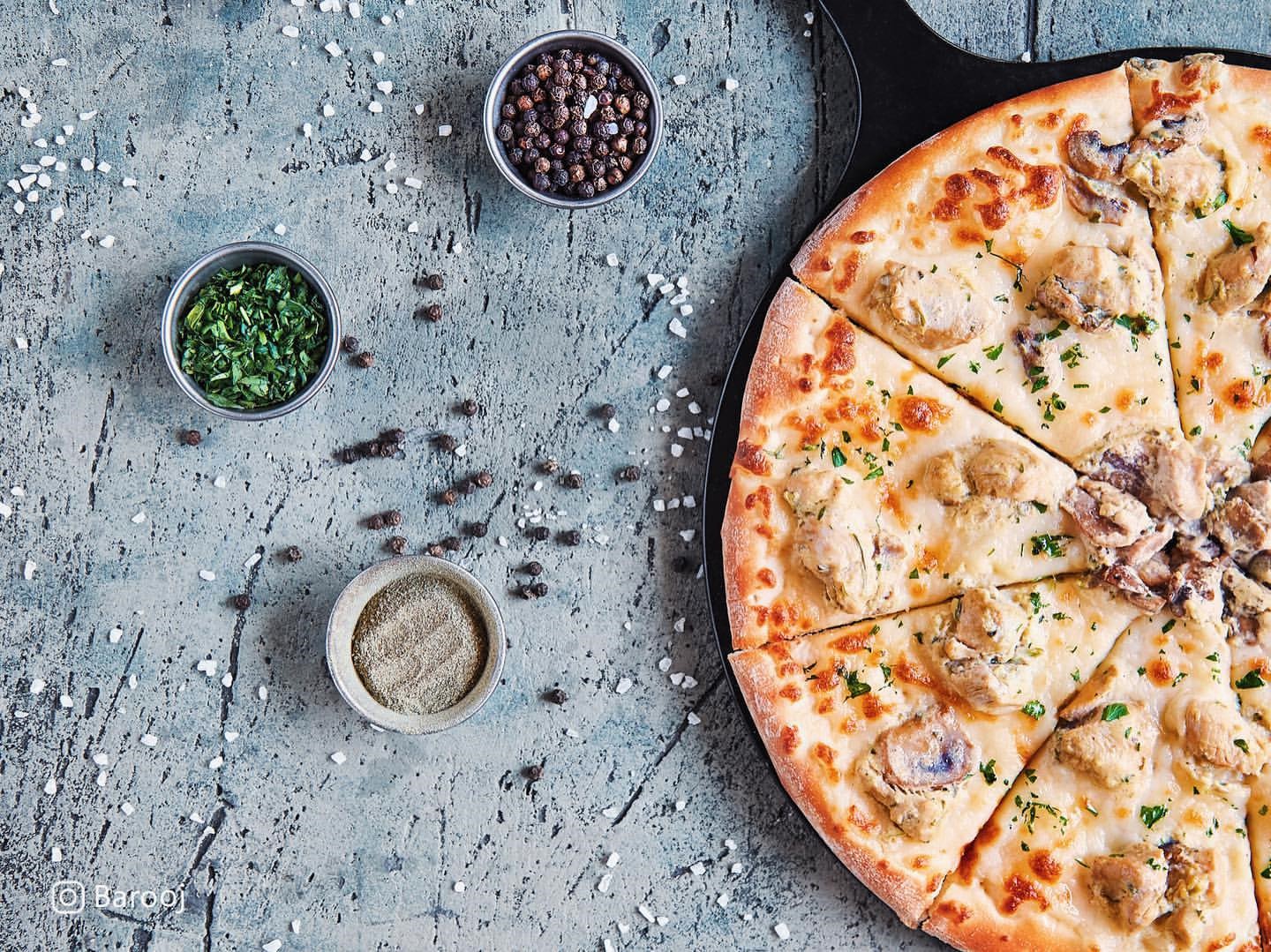 ماه جهانی پیتزا؛ آموزش طرز تهیه پیتزا مخصوص آلفردو رستورانی با مرغ در منزل