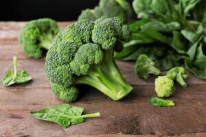 سبزیجات با برگ سبز تیره برای هضم سریع غذا و افزایش میزان مدفوع