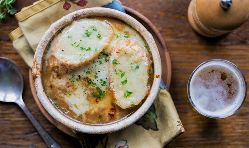 طرز تهیه سوپ پیاز فرانسوی خوشمزه رستورانی؛ یک سوپ ساده و راحت برای درمان سرماخوردگی