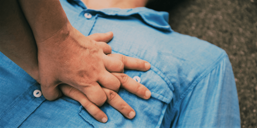 قفل کردن انگشتان دست بر روی قفسه سینه برای احیای قلبی ریوی یا CPR