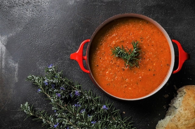 طرز تهیه سوپ گوجه فرنگی با برنج یا جو و ریحان به سبک مدیترانه‌ای و ترکیه‌ای