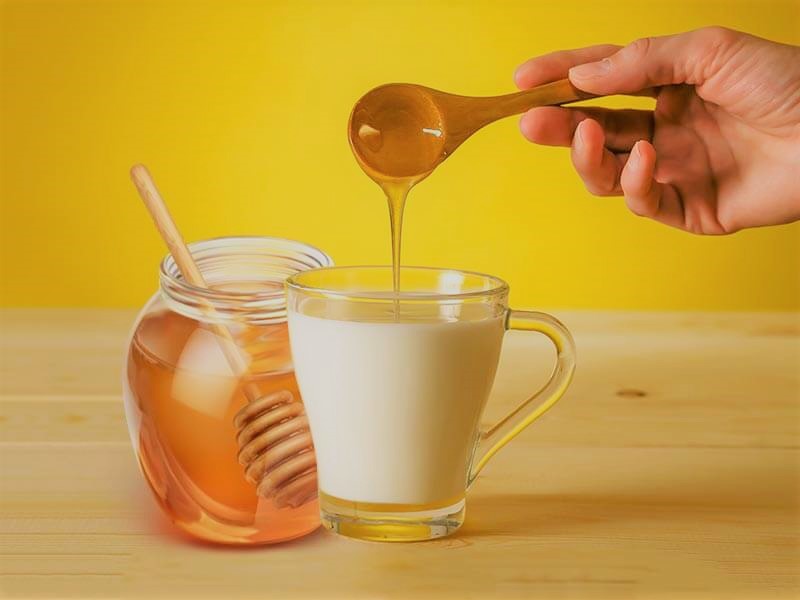 طرز تهیه نوشیدنی شیر عسل نسکافه‌ای در خانه؛ نوشیدنی برای آنفولانزا و آلودگی هوا