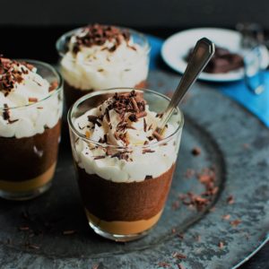 طرز تهیه دسر موس شکلاتی مجلسی خوشمزه بدون فر و بدون زرده تخم مرغ