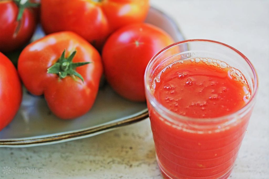 نوشیدنی خانگی آب گوجه فرنگی طبیعی برای درمان سرماخوردگی