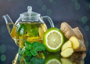 نوشیدنی زنجبیل و لیمو و نعنا و عسل بهترین نوشیدنی‌های طب سنتی آلودگی هوا
