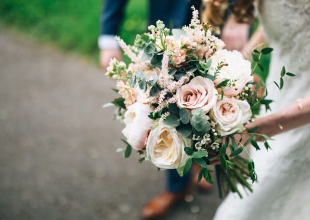 دسته گل عروس با گل‌های مومی برای پاییز و زمستان