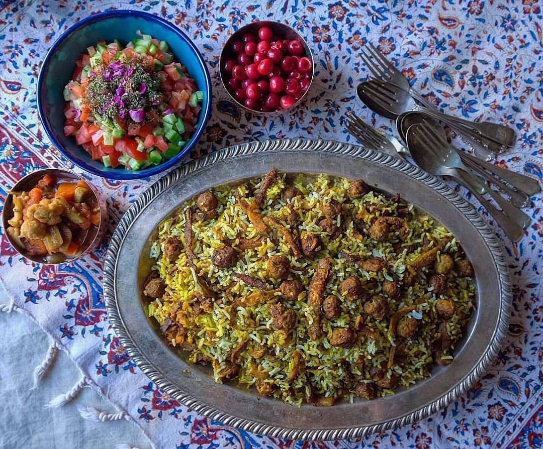 طرز تهیه کلم پلو شیرازی و تهرانی رستورانی با گوشت قلقلی و ترکیب دقیق سبزی |  مجله کوروش
