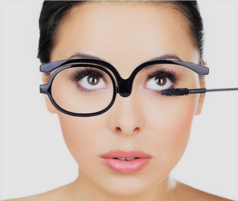 ترفندهای آرایش و میکاپ برای عینکی ها ؛ از فر مژه و ریمل‌های مشکی حجم دهنده استفاده کنید