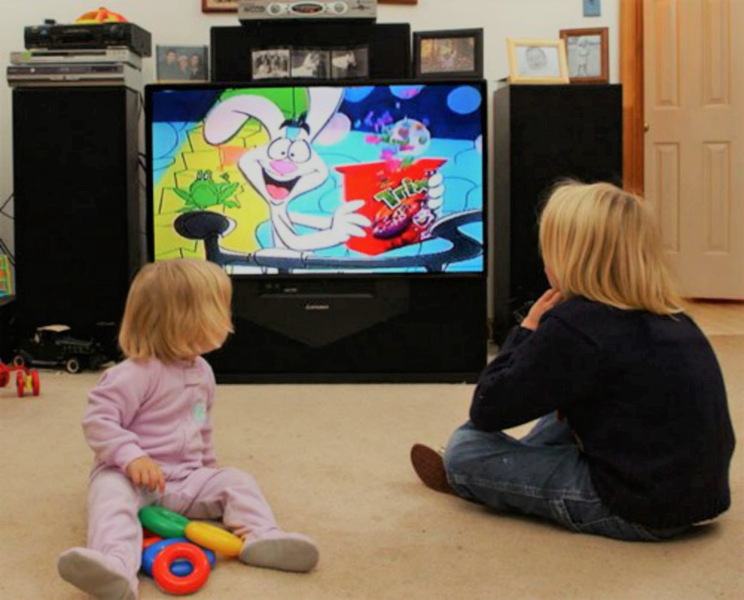 عوارض و تاثیر خوب و بد تلویزیون روی کودکان+نظرات مثبت و منفی پزشکان در این زمینه