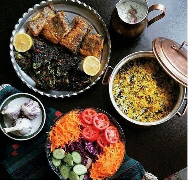 سبزی پلو با ماهی یکی از قدیمی‌ترین غذاهای ایرانی با برنج