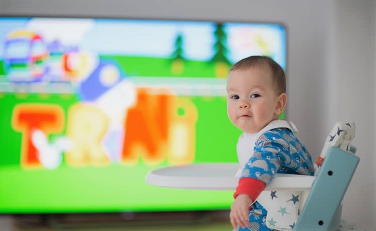 عوارض و تاثیرات تلویزیون دیدن برای نوزاد 4 ماهه و کودکان زیر 2 سال