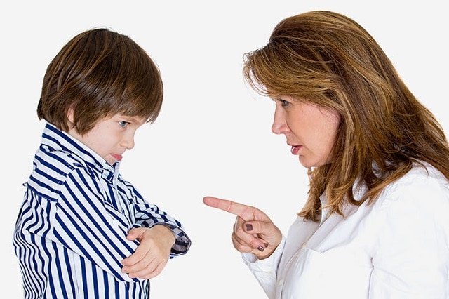 برای جلوگیری از دروغ گفتن کودک طوری رفتار کنید که بچه با شما احساس راحتی کند