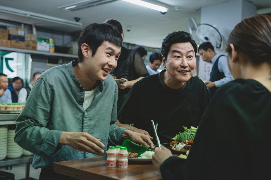نقد فیلم کره‌ای انگل بهترین فیلم اسکار 2020؛ داستان عجیب یک خانواده عجیب‌تر