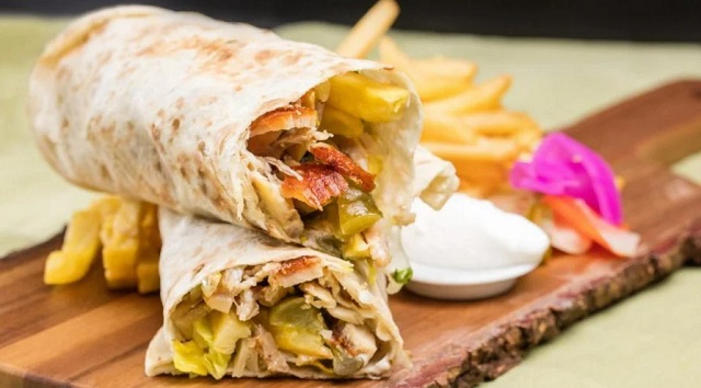 روش پیچیدن شاورما مرغ