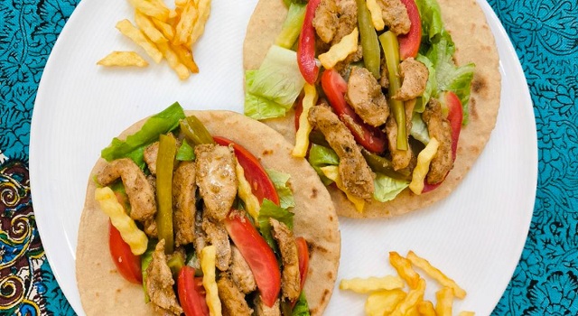 مراحل طرز تهیه نان پیتا برای شاورما مرغ
