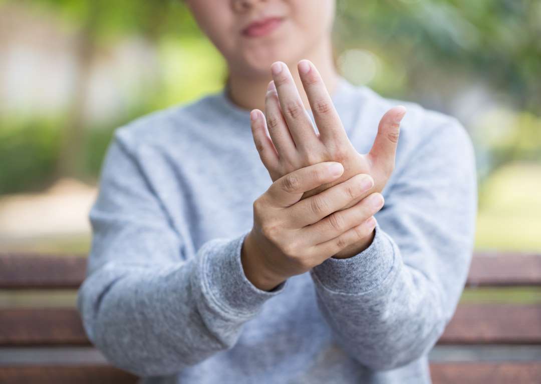 سندرم دست بیقرار چیست؟ مهم‌ترین دلایل ابتلا به بیماری، نشانه‌ها و درمان آن
