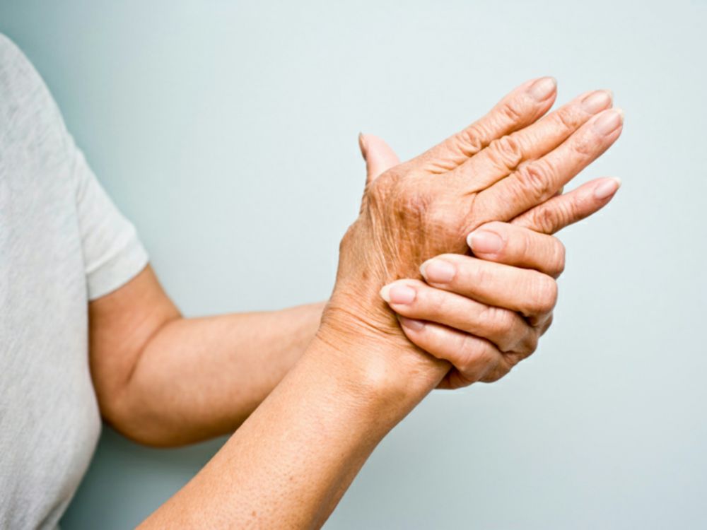 سندرم دست بیقرار چیست؟ مهم‌ترین دلایل ابتلا به بیماری، نشانه‌ها و درمان آن