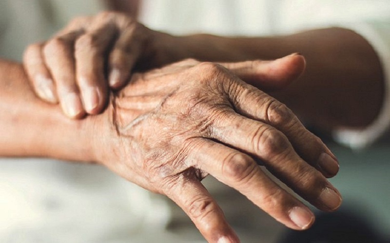 سندرم دست بیقرار چیست؟ مهم‌ترین دلایل ابتلا به بیماری، نشانه‌ها و راه‌های درمان آن