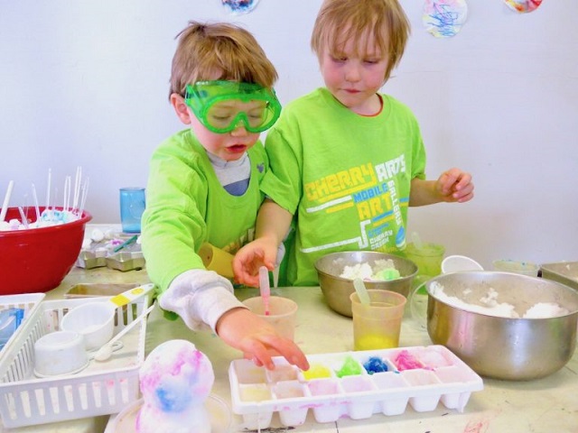 بستنی درست کردن بازی سرگرم کننده بچه ها در دوران کرونا