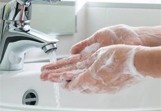 شستن مکرر دست‌ها برای پیشگیری از بیماری کرونا در محل کار